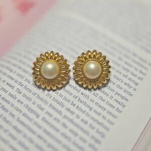 Vintage 80's 90's Y2k Gold Flower Pearl Post Earrings